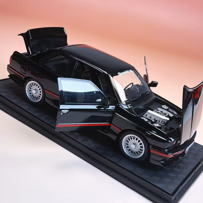 Alloy Model Car with Display Base, Base with Fixing Screws, Simulation Details, Popular Classic Model in Europe, Essential for Collection And Gifting, Metal Texture