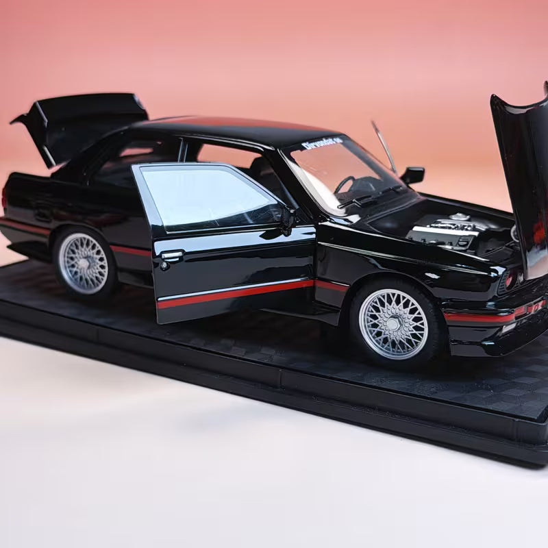 Alloy Model Car with Display Base, Base with Fixing Screws, Simulation Details, Popular Classic Model in Europe, Essential for Collection And Gifting, Metal Texture